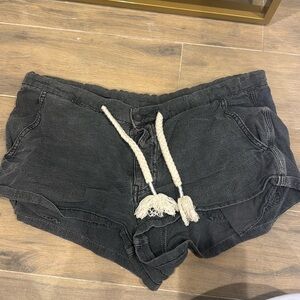 Grey shorts with rope strings